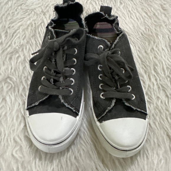 Maurices women’s black grey distressed lace up shoes size 8 - Picture 2 of 7